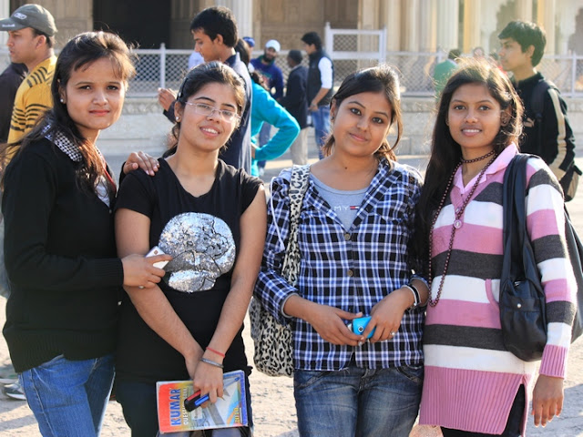 молодые индуски студентки