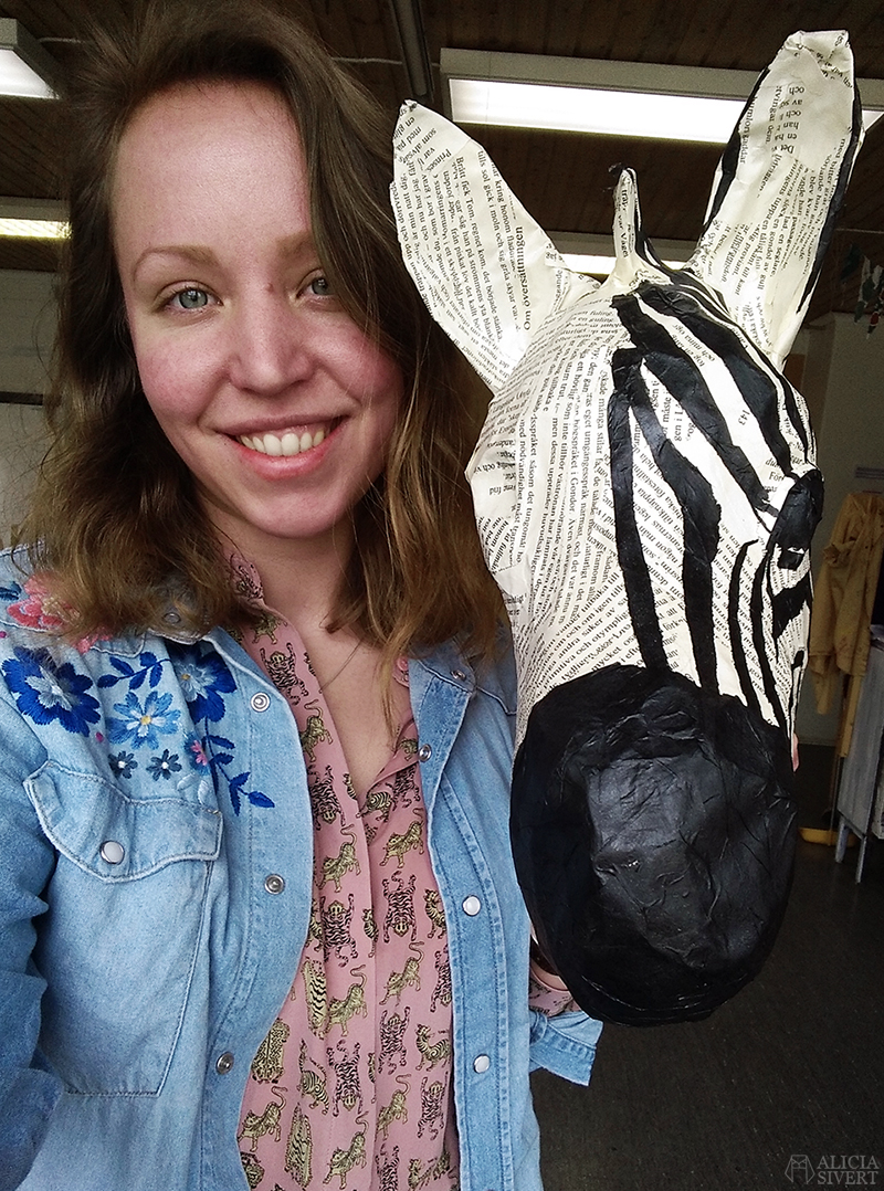 Zebra i papier-mâché av Alicia Sivertsson.