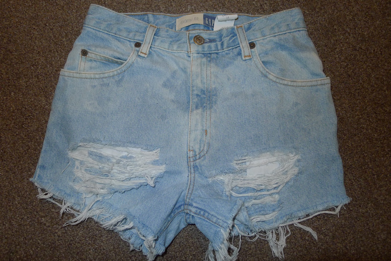 Lovely Obsessions: HOW TO: DIY Bleached Studded Denim Shorts