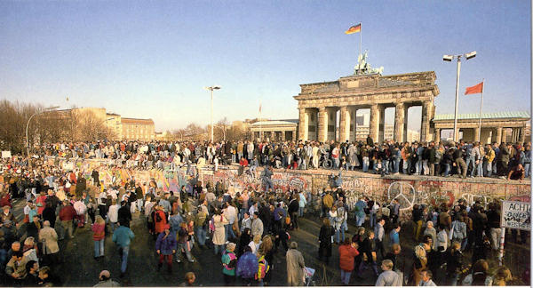 Lo Que Pasó en la Historia: December 22: Today is the anniversary of the reopening of the Brandenburg Gate on December 22, 1989, in Berlin, ending the separation of East and West Germany.