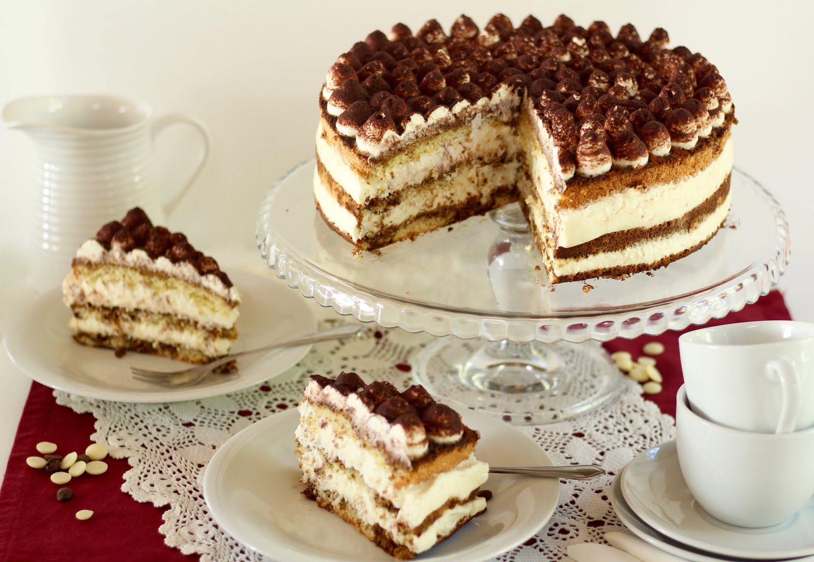 Kaffee-Torte mit weißer Schokosahne | Tiramisu-Torte mit feinem Biskuit ...