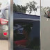 Conductor por darse a la fuga arrastra a policía de tránsito