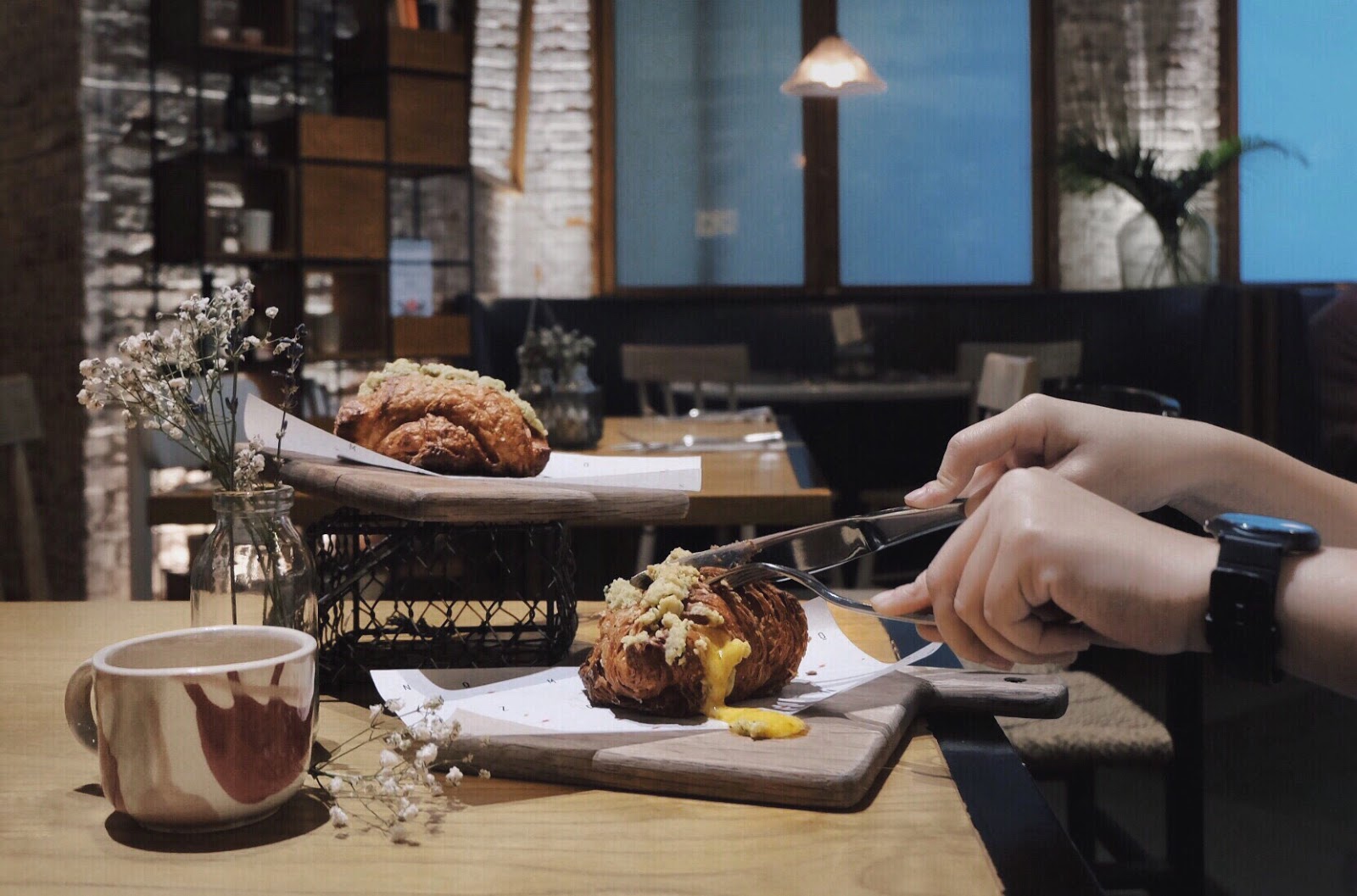 Девушка ест круассан в париже. Красивый незнакомец из парижа разрешил попробовать круассан. Франция люди. Красивый незнакомец из парижа разрешил попробовать круассан. Париж круассаны эйфелева башня.