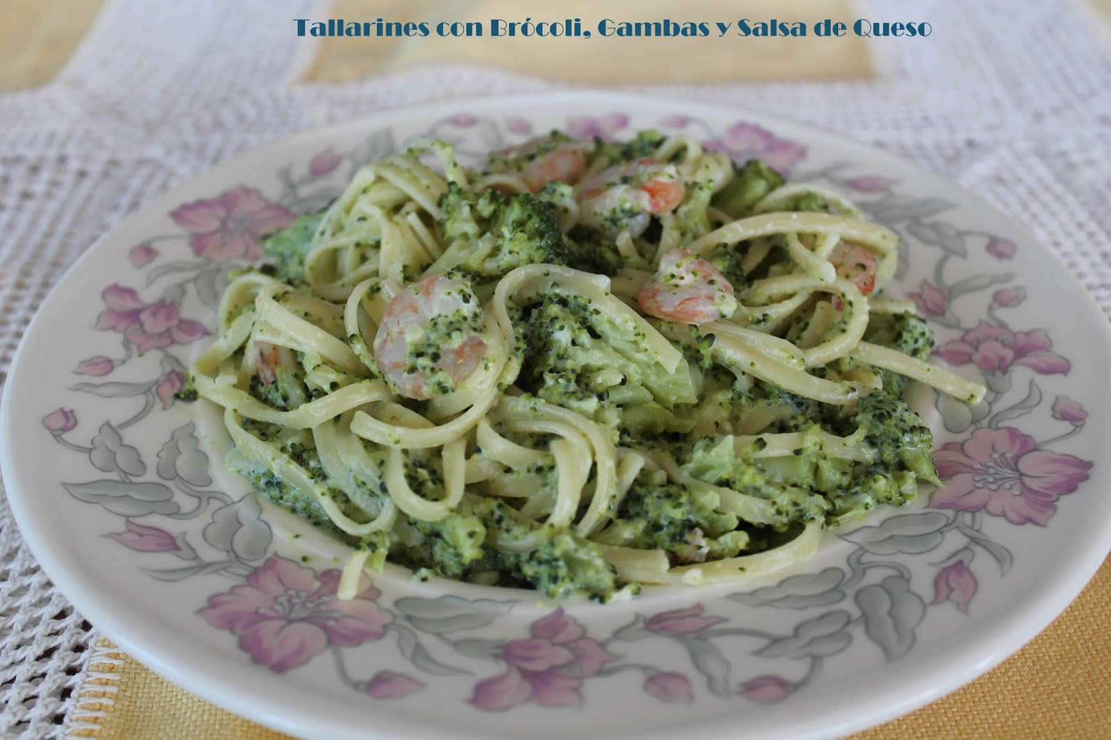 TALLARINES CON BRÓCOLI, GAMBAS Y SALSA DE QUESO