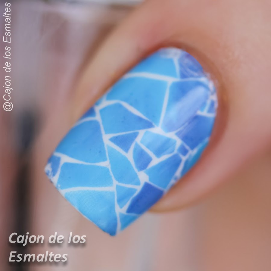 Uñas mosaico o vidrio roto sin celofán