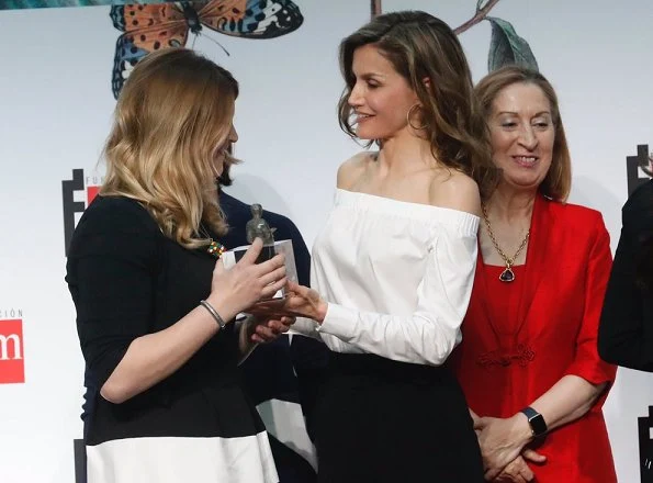 Queen Letizia attended the youth and children's literature awards ceremony held at the Royal Mail House. Letiia wore Hugo Boss top