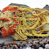 Desfile de esculturas gigantes de flores en honor a Van Gogh en los Países Bajos.