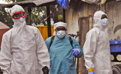 Médicos luchan contra el ébola