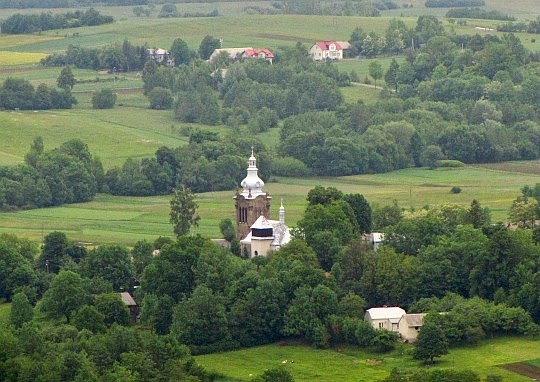 Kościół pw. św.Katarzyny w Starym Żmigrodzie (widok z Grzywackiej Góry). Kościół pw. św.Katarzyny w Starym Żmigrodzie (widok z Grzywackiej Góry).