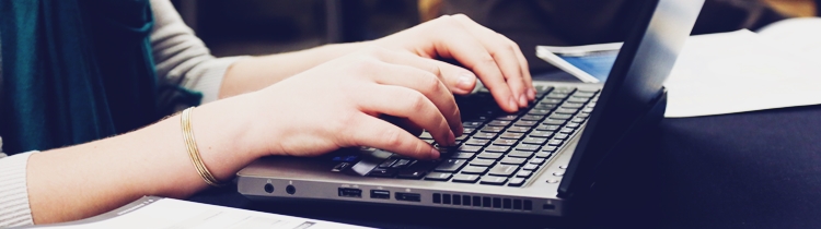 pisanie na laptopie kobieta pisząca na laptopie