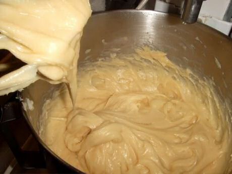 Soezendeeg bevat voeldoende eieren als het beslag glanzend is, pieken vormt en een punt achterlaat als het van een lepel valt