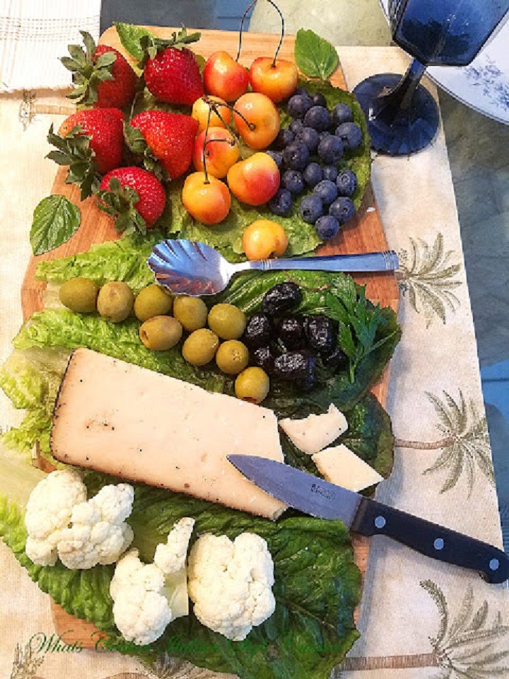 this is how to build a tray with fruits, meats and nuts