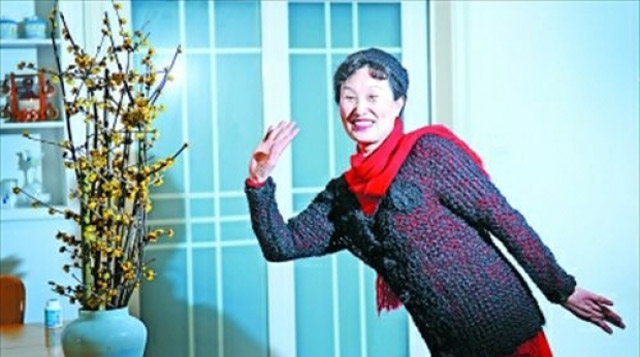 Esposa devota china pasa 11 años tejiendo un abrigo y una gorra a su marido usando su propio pelo