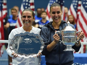 Vinci and Flavia Pennetta show off their trophies after the US Open women's final of 2015 in New York