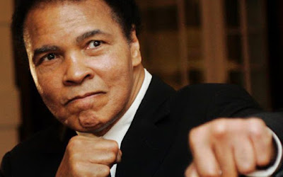 Biografi Muhammad Ali   Muhammad Ali dilahirkan dengan nama awal Cassius Marcellus Clay, Jr. Sosok yang dilahirkan pada 17 Januari 1942 silam di Louisville, Kentucky, Amerika Serikat yang terkenal dengan ayam goreng khasnya juga perbedaan etnis yang kental itu merupakan seorang mantan petinju professional keturunan Negro yang pada zamannya dianggap memiliki kedudukan dan martabat yang lebih rendah dibandingkan orang berkulit putih. Ayahnya bernama Cassius Marcellus Clay, Sr yang berprofesi sebagai pelukis papan nama dan reklame di pinggir jalan, sedangkan Ibunya yang bernama Odessa Grady Clay berprofesi sebagai pembantu rumah tangga. Ia memiliki seorang adik laki-laki bernama Rudolph Rudy Clay yang kemudian berganti nama menjadi Rahman Ali. Siapa yang menyangka bahwa kehilangan sepeda BMX baru miliknya pada tahun 1954 silam mengantarkan Ali kepada kancah pertijuan.   Semuanya berawal ketika Ali masih berusia 12 tahun. Sepeda yang baru saja dibelikan oleh orangtuanya raib diambil pencuri. Ali   biografi muhammad ali pasha biografi muhammad ali jinnah biografi muhammad ali hasyim biografi muhammad ali dalam bahasa inggris biografi muhammad ali ash shabuni biografi muhammad ali pasha pdf biografi muhammad ali bogra biografi muhammad ali shodiqin biografi muhammad ali syarief biografi muhammad ali hasyim sastrawan biografi muhammad ali 