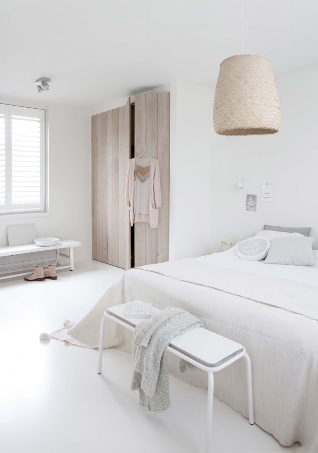 dormitorio, blanco, estilo nordico, decoracion nordica, banco, armario, madera, natural, lampara, cesta, escandinavo, interiorismo, barcelona, alquimia deco,