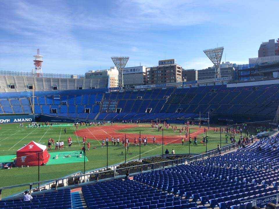 日大フェニックスの仮復帰の試合が行われるアメリカンフットボールのフィールドが用意されて選手たちが集まっているスタジアム