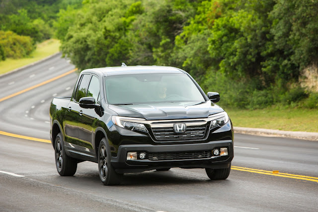 2017 Honda Ridgeline AWD Black Edition front 3/4 view Front 3/4 view of 2017 Honda Ridgeline AWD Black Edition