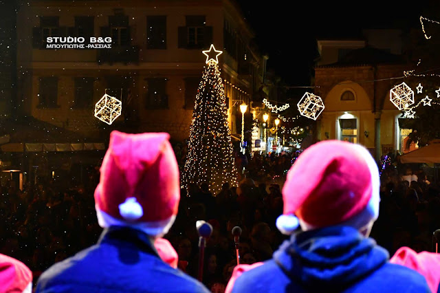 Παραμυθένια ατμόσφαιρα στο άναμμα του Χριστουγεννιάτικου δέντρου στο Ναύπλιο (βίντεο)