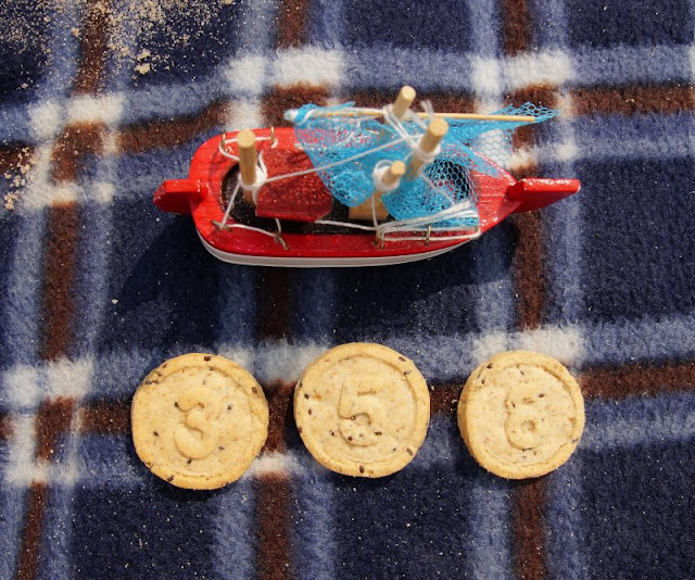 {Werbung} So macht Lernen Spaß: Ein Picknick mit Zahlenkeksen am Strand. Auf Küstenkidsunterwegs zeige ich Euch, wie Ihr auch unterwegs mit den leckeren Keksen der Sesamstrasse Bio mit Euren Kindern die Zahlen und das Zählen spielerisch üben könnt.