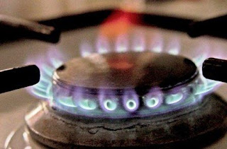 El Gobierno oficializó este martes el tope del 400 por ciento en el aumento del servicio de gas a los usuarios residenciales de todo el país y del 500 por ciento a las pequeñas y medianas industrias.