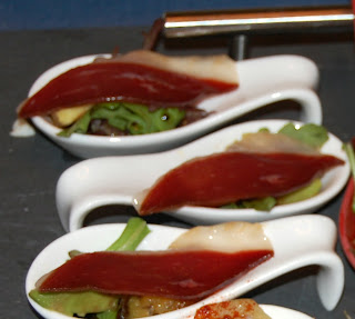  Cucharita de jamon de pato con aguacate y naranja