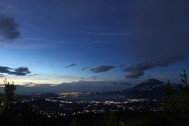 pemandangan indah gemerlap lampu Kota Semarang pemandangan indah gemerlap lampu Kota Semarang