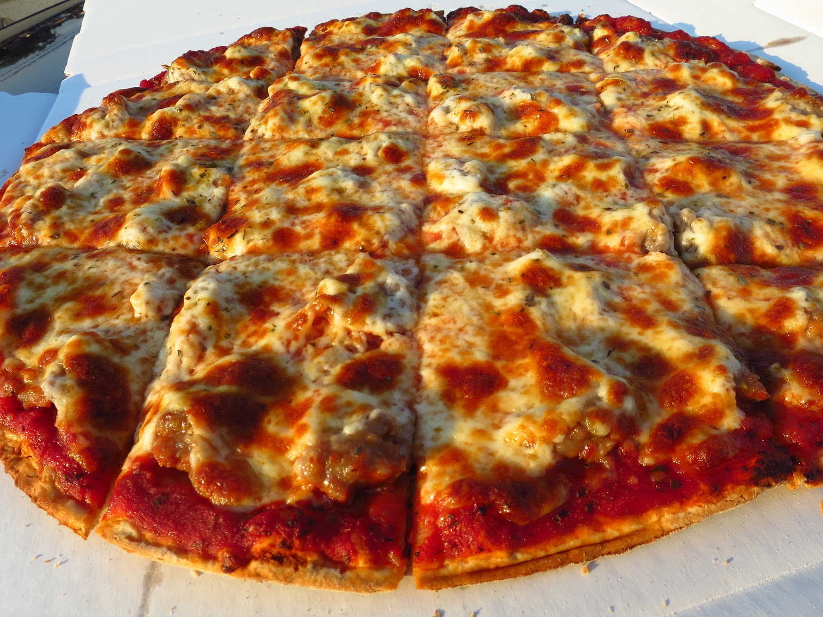 Smokin' Chokin' and Chowing with the King Perry's Pizza Joynt