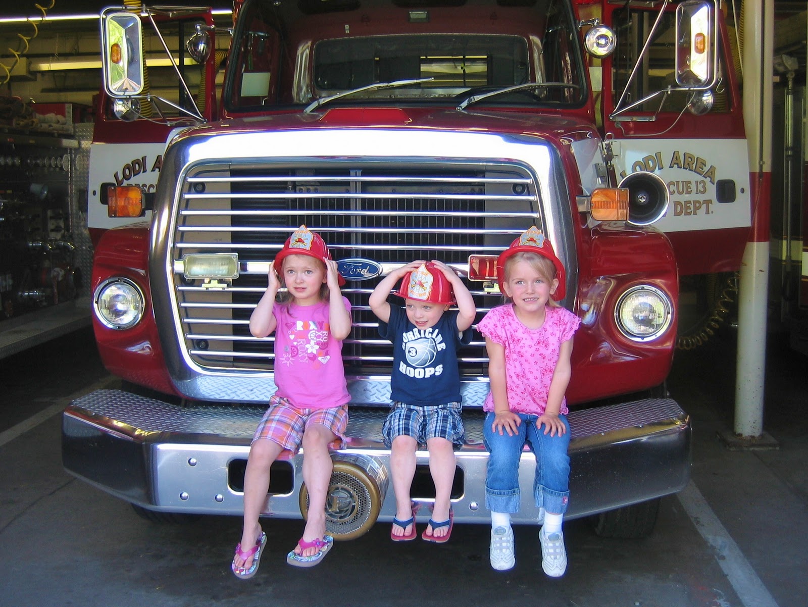 http://4.bp.blogspot.com/-f6ja3dejfZY/ToR67_zJA2I/AAAAAAAAAOA/h0d89r8NoCY/s1600/kids+on+firetruck.jpg