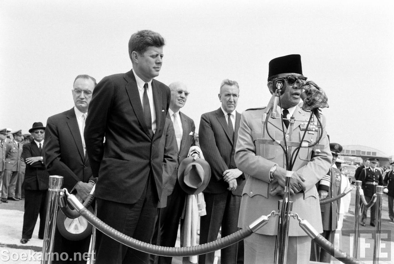 Kisah Kecerdikan Bung Karno Manfaatkan Soviet dan Amerika
