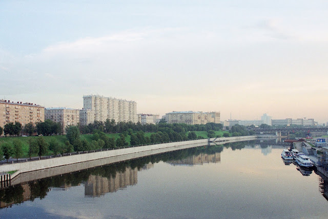 вид с моста Багратион, набережная Тараса Шевченко, Москва-река