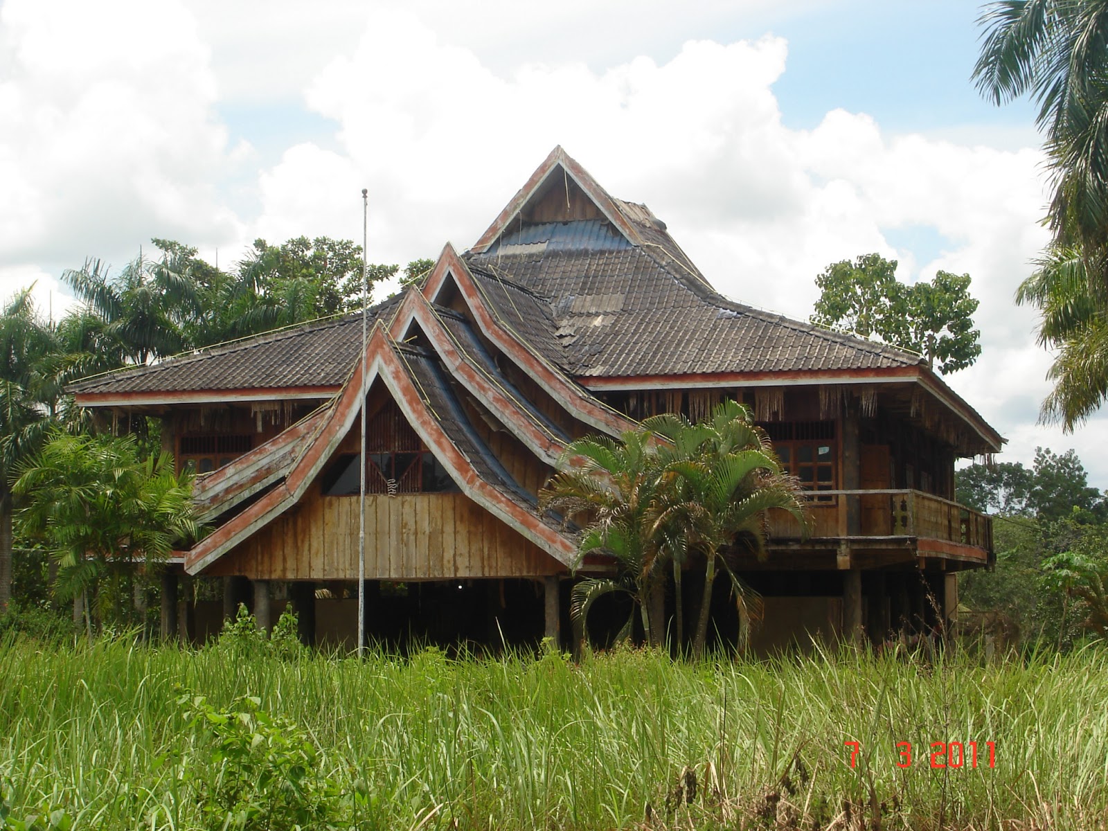 SOLUSI KREATIF ARSITEKTUR: RUMAH-RUMAH ADAT DI PROVINSI ...