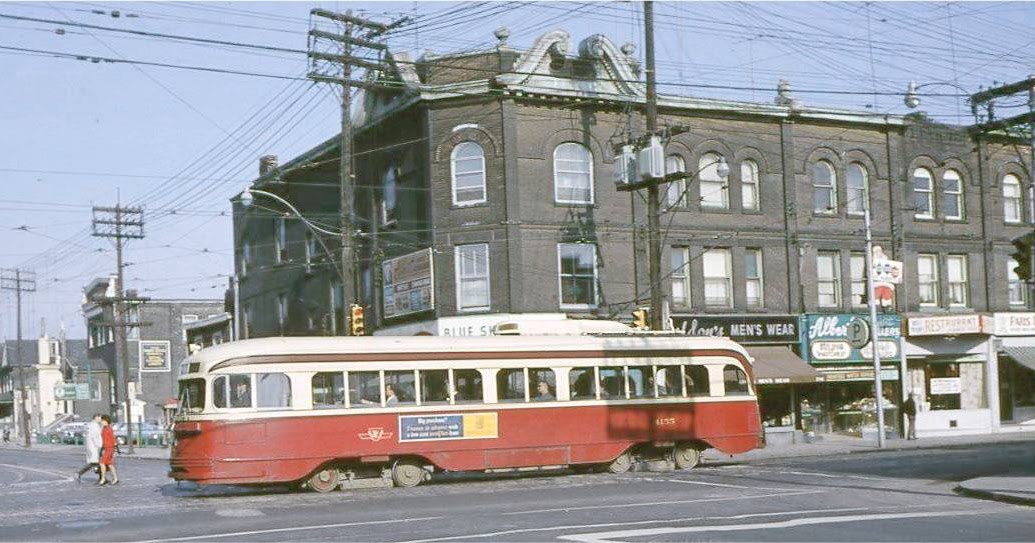 CHUCKMAN'S OTHER COLLECTION (TORONTO POSTCARDS) VOLUME 01 PHOTO TORONTO QUEEN AT BROADVIEW
