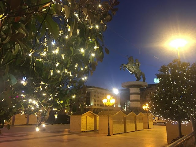 Bild des Tages - Weihnachtsmarkt in Skopje steht