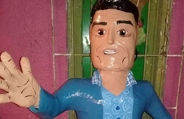 Venden piñata de Eduardo Yáñez dando cachetadón Venden piñata de Eduardo Yáñez dando cachetadón