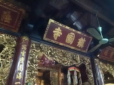 ハノイの鎮国寺 鎮国寺本堂内
