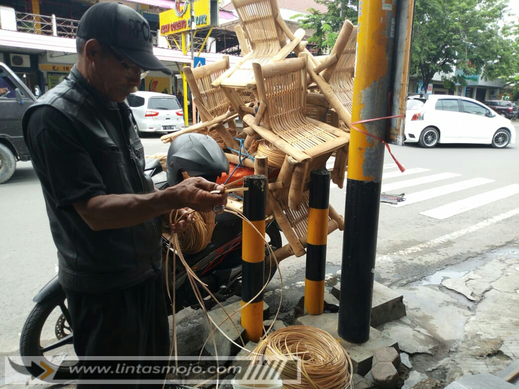 Mbah Pepen Pembuat Kursi  Mini dari Bambu  Berita 