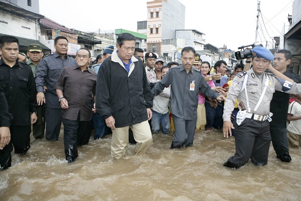 Foto Mantan Presiden Indonesia "SBY" Saat Banjir Menjadi Viral Foto Mantan Presiden Indonesia "SBY" Saat Banjir Menjadi Viral