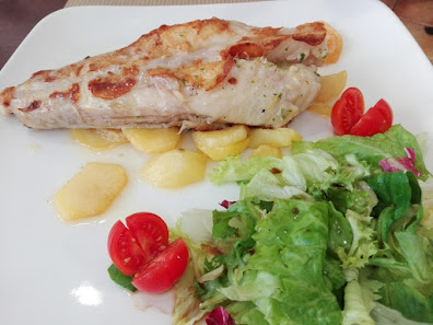 Rape a la plancha con patatas panadera y ensalada