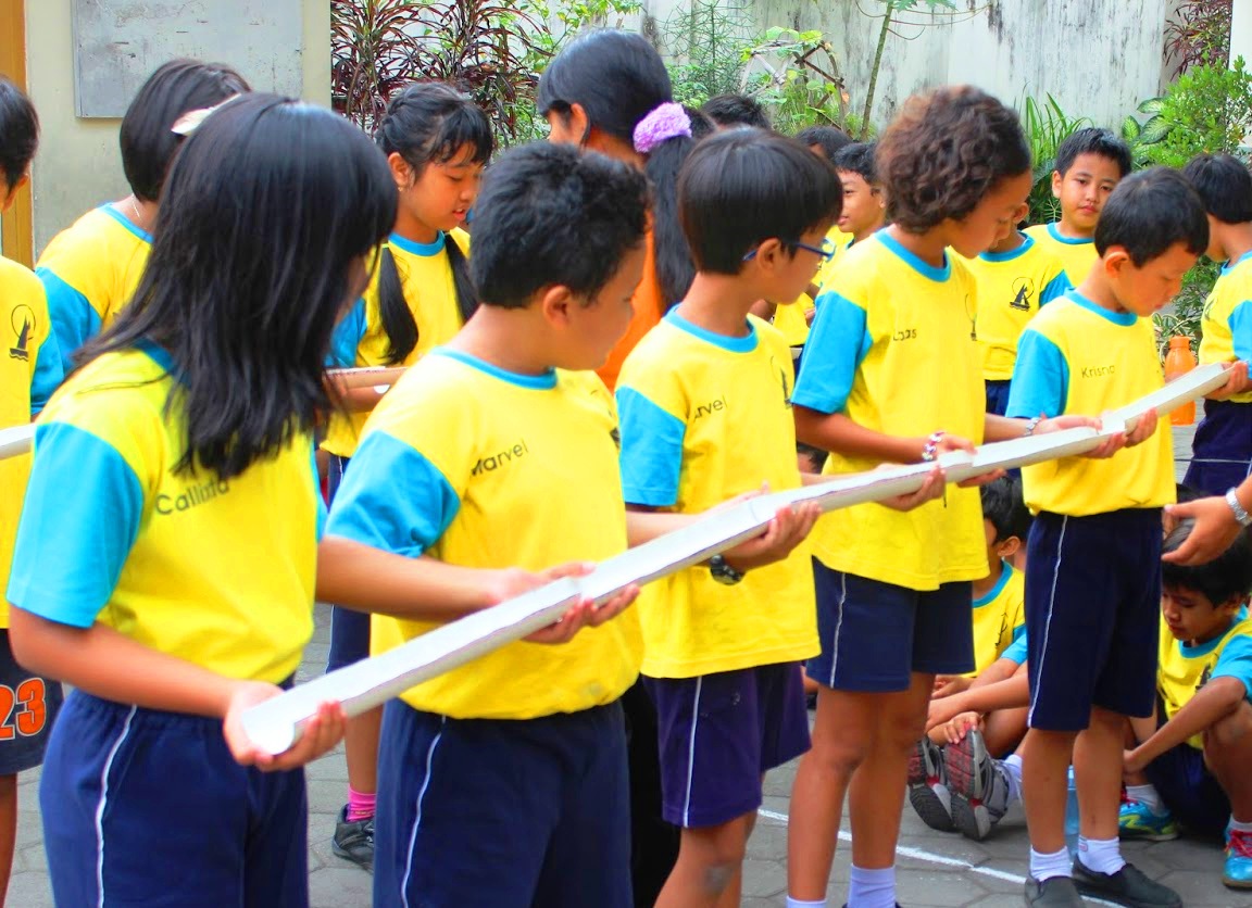 Permainan Estafet Kelerang untuk melatih kerjasama team dan menggerakan