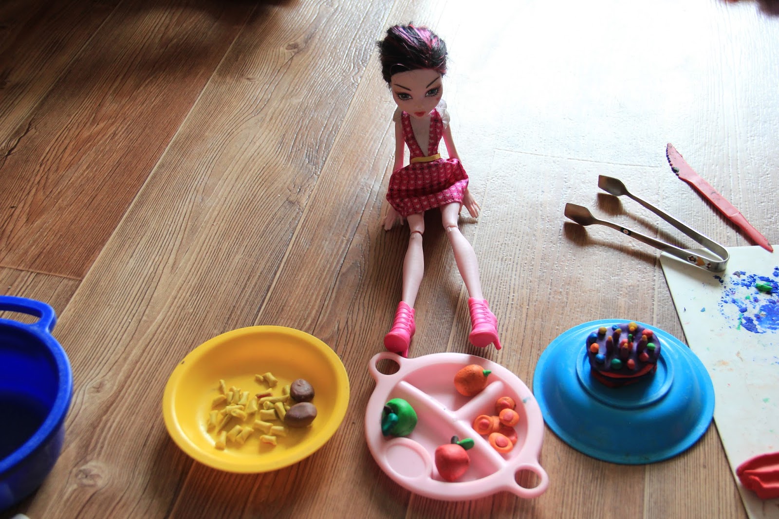 Пластилин для барби. Еда из пластилина для кукол. Предметы изпластелина для кукол. Еда для Барби из пластилина. Вещи для кукол из пластилина.
