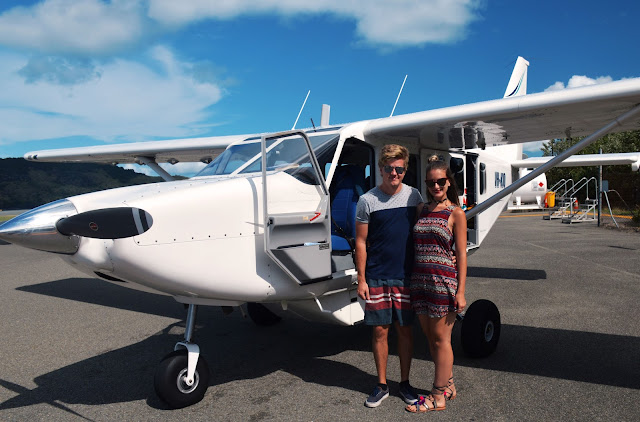 couple scenic flight whitsundays