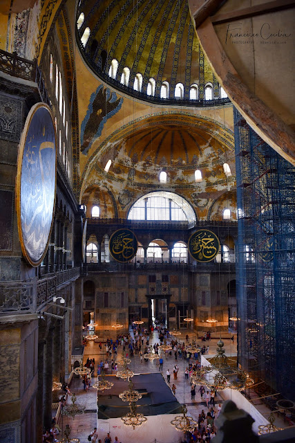 La inmensa nave central de Santa Sofía. Se pueden observar los paneles circulares de 8 metros de diámetro con inscripciones otomanas. Fotografia_Viajes_Turquia