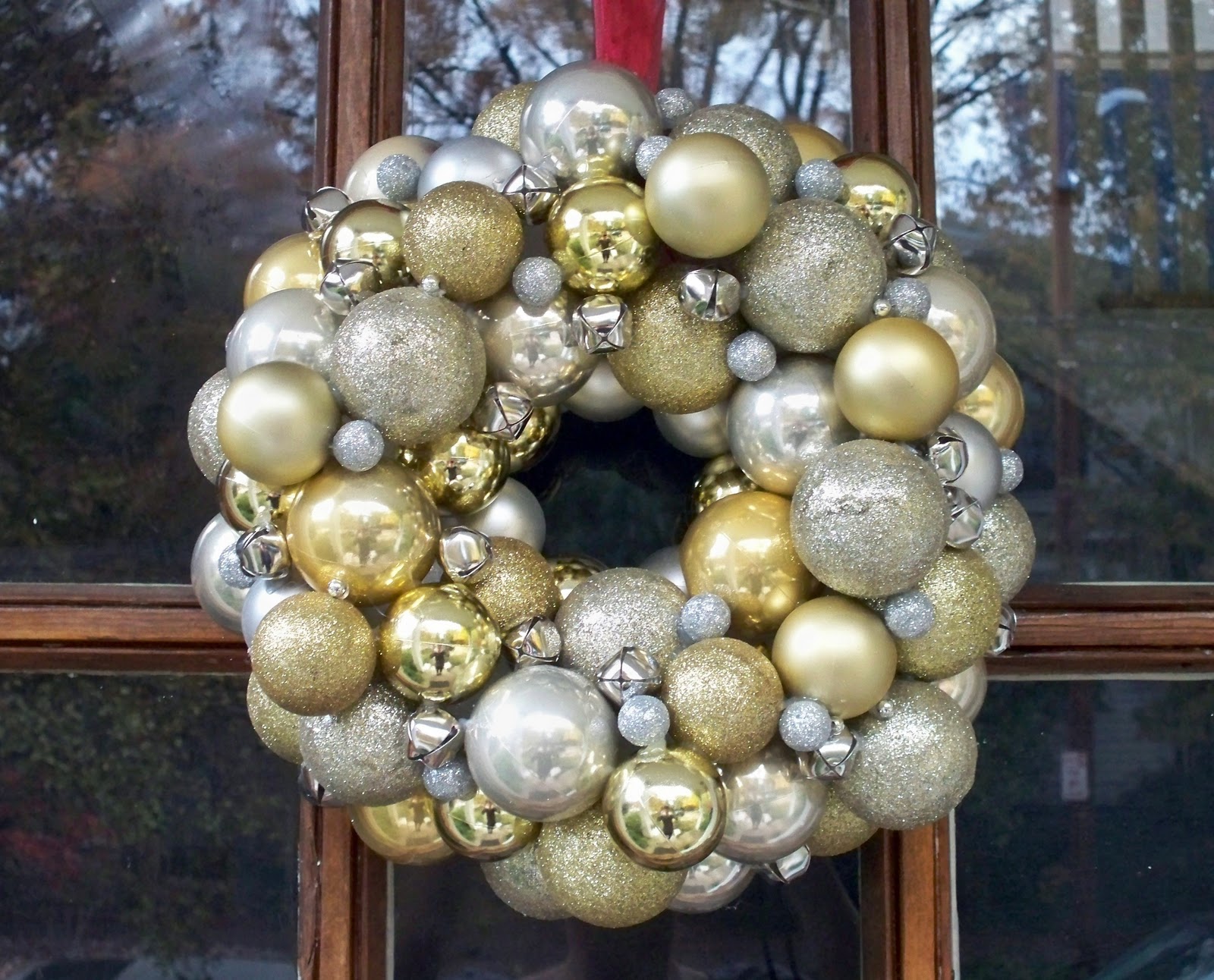 How+to+make+a+ornament+wreath