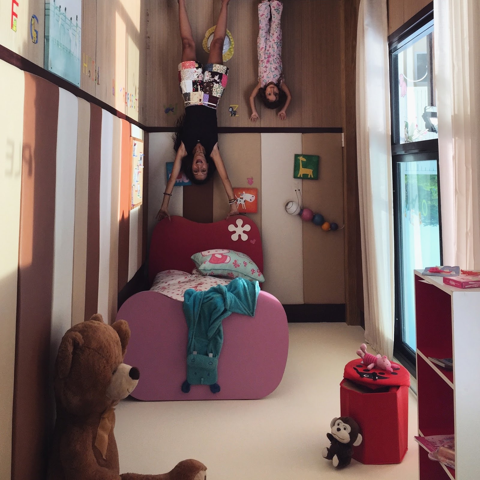 Yurt Dışında Yaşıyorum, Tepetaklak Oluyorum