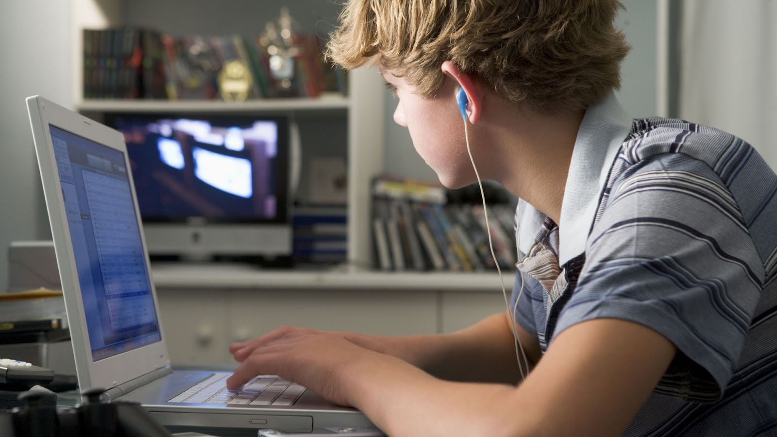 Empresa incentiva homofobia ao oferecer software de espionagem para 'descobrir se seu filho é gay' Empresa incentiva homofobia ao oferecer software de espionagem para 'descobrir se seu filho é gay'