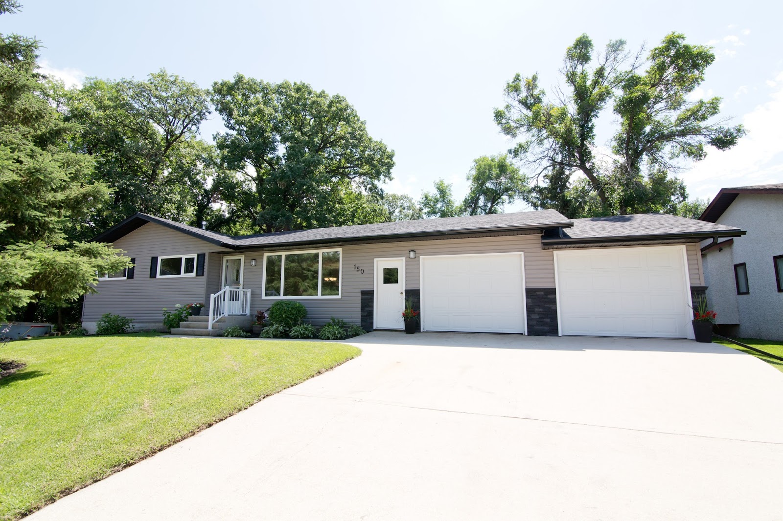 ROYAL LEPAGE Carman 150 Ross Place. Newly updated