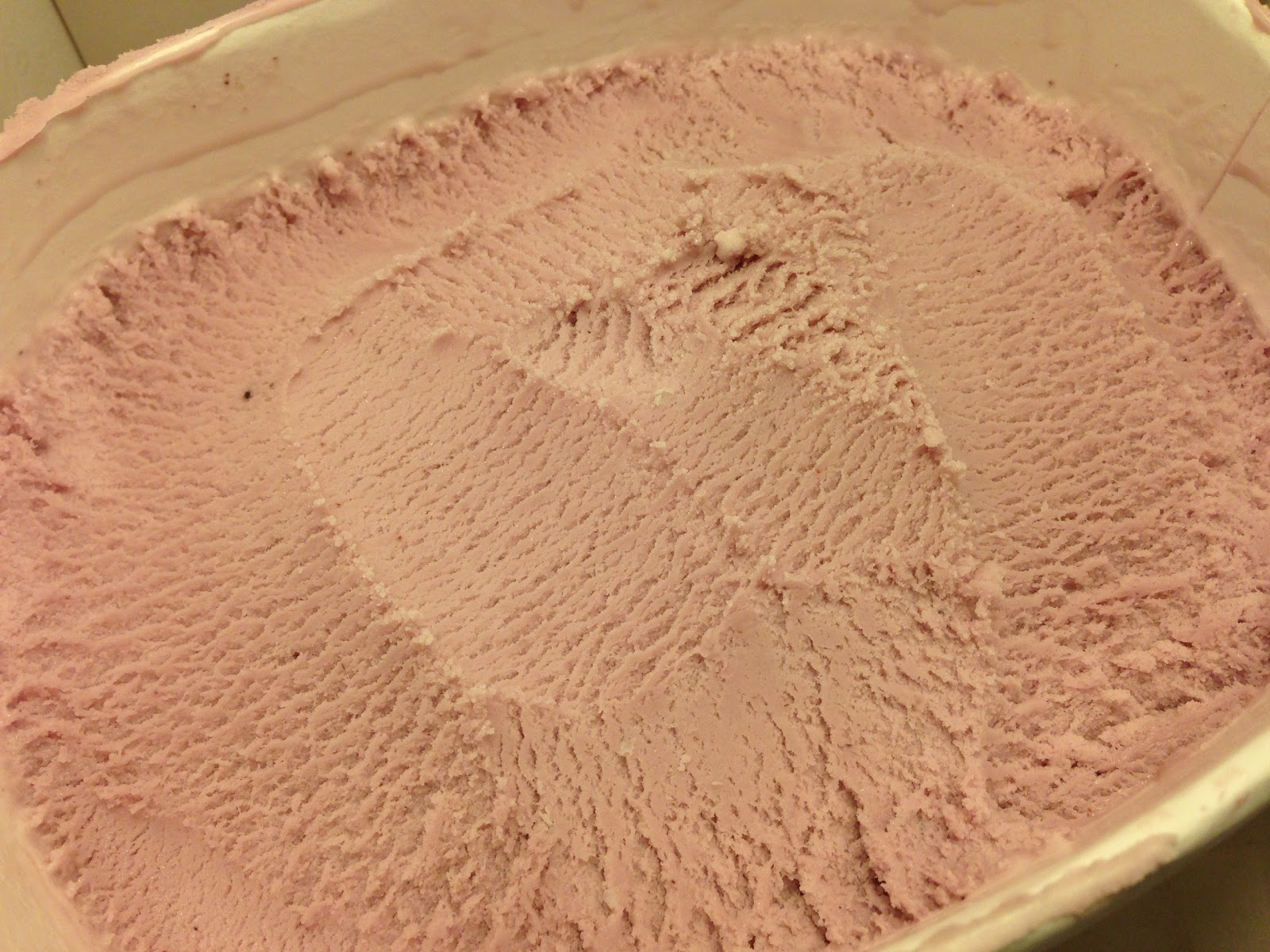 Crazy Food Dude: Review: Turkey Hill All Natural Raspberry Ice Cream