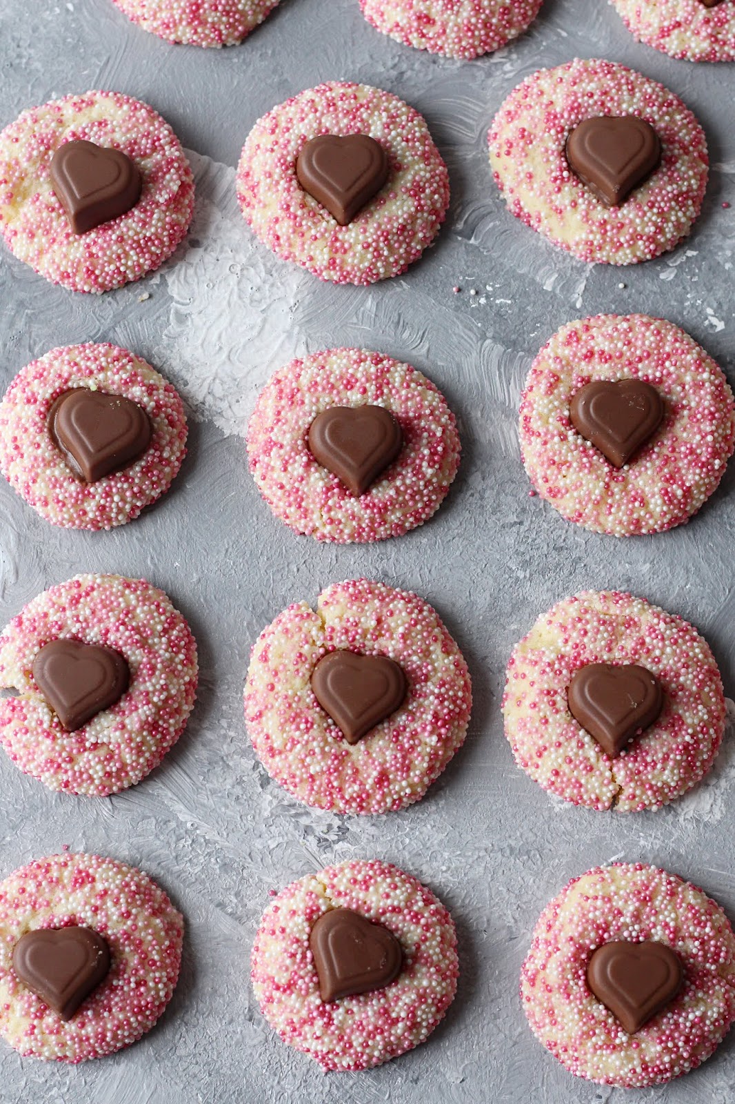 Thumbprint ConfettiCookies mit Frischkäse und Schokoherzen zum