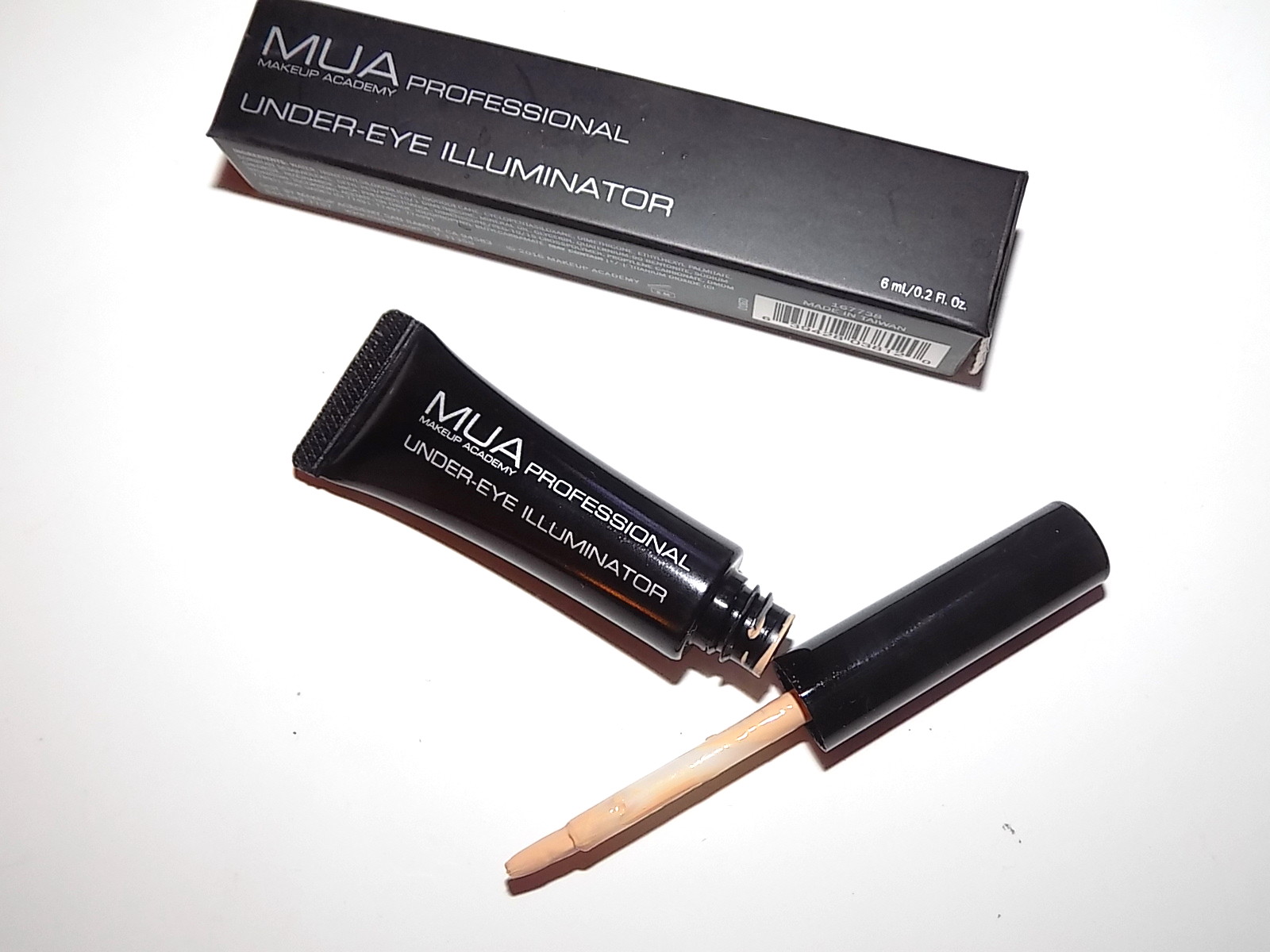 The Beauty Alchemist MUA/Makeup Academy Under Eye Illuminator & Pro Makeup Correcting Pen
